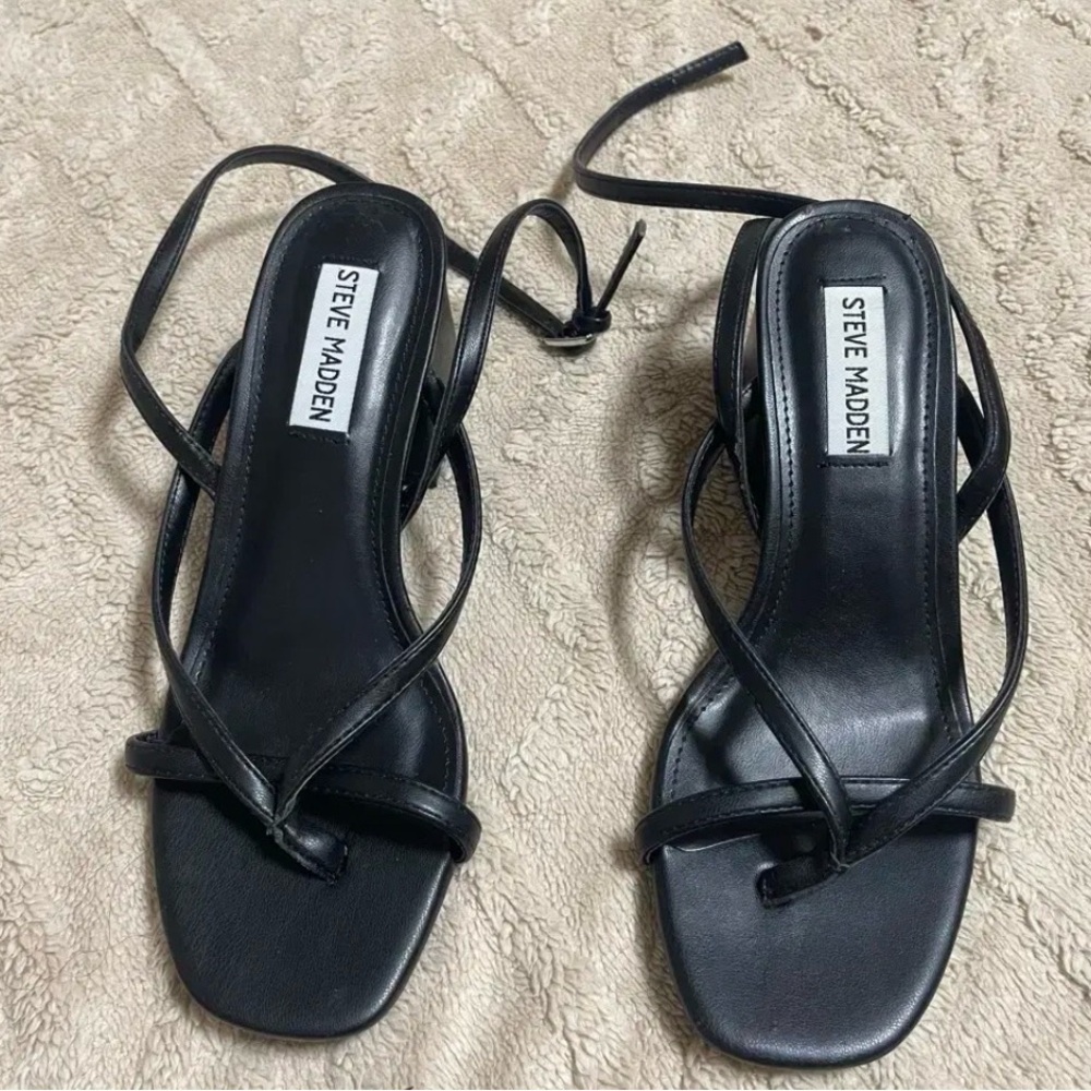 Steve Madden Black Strappy Thong Heel Sandals Size 6.5